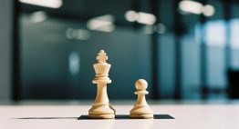 Ein Bild, das den Interessenkonflikt eines Datenschutzbeauftragten mit zwei Schachfiguren auf einem Feld symbolisiert.