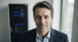 Ein externer Datenschutzbeauftragter steht in einem modernen Büro und symbolisiert Kompetenz und Sicherheit.