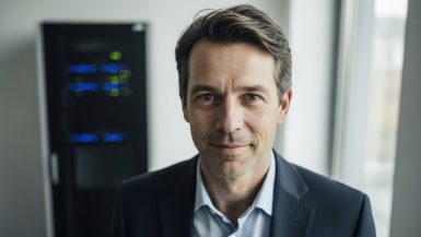 Ein externer Datenschutzbeauftragter steht in einem modernen Büro und symbolisiert Kompetenz und Sicherheit.