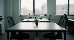 Ein leerer, aufgeräumter Schreibtisch in einem Büro als Symbol für die korrekte Datenlöschung nach Mitarbeiteraustritt.