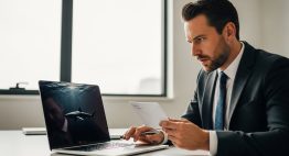 Ein Mann prüft konzentriert am Laptop eine E-Mail auf mögliche Phishing-Gefahren.