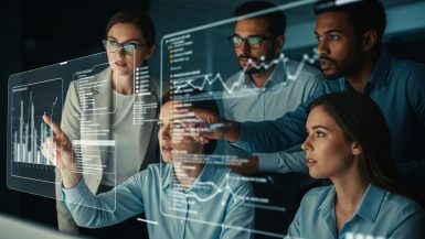 Ein Team von Cybersecurity-Experten analysiert Daten nach einem Sicherheitsvorfall in einem Kontrollraum.