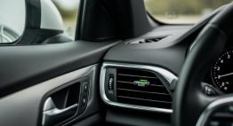 Ein- und Ausschalter für das GPS-Tracking in einem modernen Dienstwagen zur Wahrung der Privatsphäre.