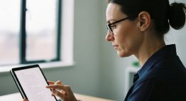 Eine Person prüft eine Vorlage für das Verarbeitungsverzeichnis auf einem Tablet.