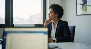 Nachdenklicher Mitarbeiter im Büro, Symbol für die private Internetnutzung am Arbeitsplatz.