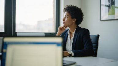 Nachdenklicher Mitarbeiter im Büro, Symbol für die private Internetnutzung am Arbeitsplatz.