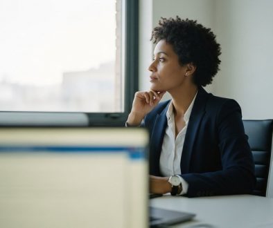 Nachdenklicher Mitarbeiter im Büro, Symbol für die private Internetnutzung am Arbeitsplatz.