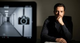 Unternehmer wägt die rechtlichen Aspekte der Videoüberwachung am Arbeitsplatz ab.