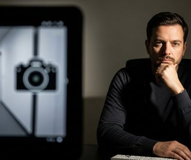 Unternehmer wägt die rechtlichen Aspekte der Videoüberwachung am Arbeitsplatz ab.